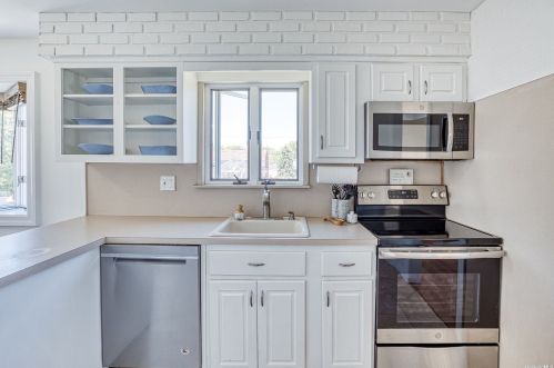 3044 Seaview Ln, North Bellmore, NY 11710-5130