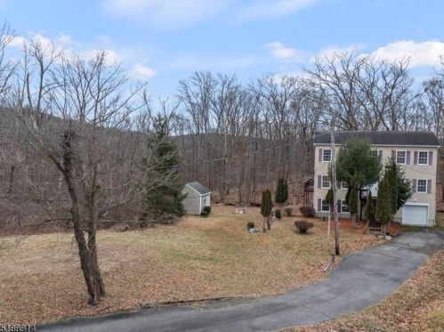 18 Berry Ln, West Milford NJ  07480-3632 exterior