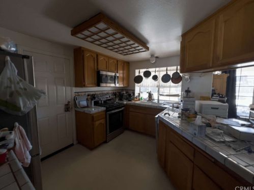 17029 Crestview Dr, Victorville, CA 92395-4607