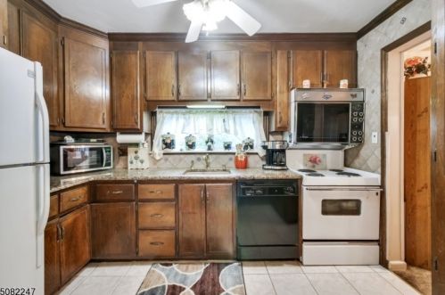 53 Lynwood Rd, Verona, NJ 07044-1716
