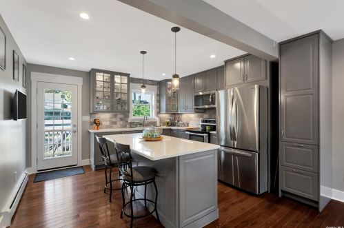 618 12th St, Babylon, NY 11704-3113