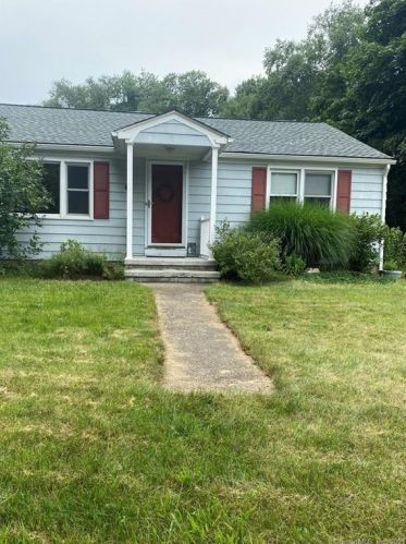 15 Woodland Dr, Uncasville, CT 06382-1630