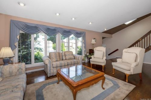24 Skyview Ln, New Rochelle, NY 10804-2913