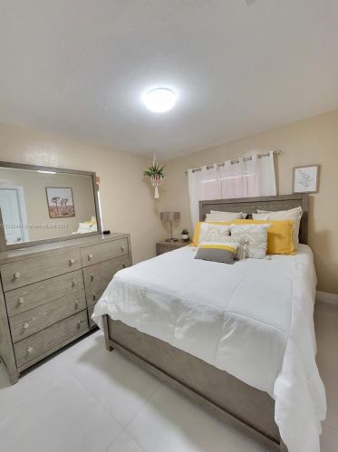 17 Suffolk Ave, Hialeah FL  33010-5035 exterior