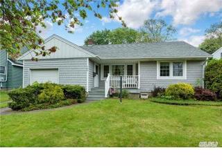 109 Wyandanch Ave, Babylon, NY 11702-1933