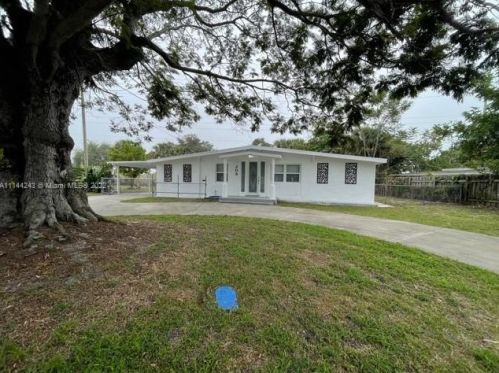 208 Southern Ave, Fort Pierce FL  34950-5433 exterior