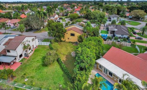 7692 Oakmont Cir, Hialeah FL  33015-2046 exterior
