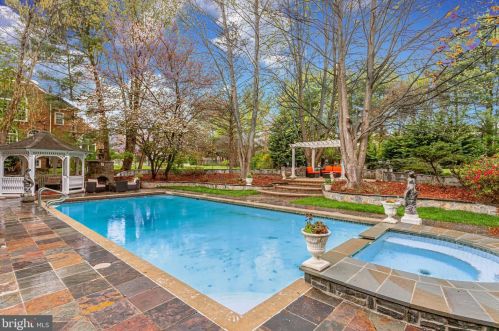 10108 Nedra Dr, Great Falls VA  22066-2835 exterior