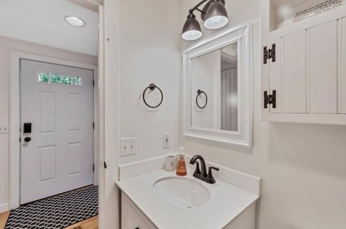 36 Brant Rock Rd, Mashpee MA 02649-4761 exterior