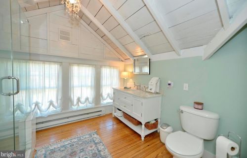 21 Loudoun St, Lovettsville VA  20180-8513 exterior