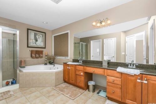 19 Pinehurst Dr, Mount Sinai NY  11766-3421 exterior