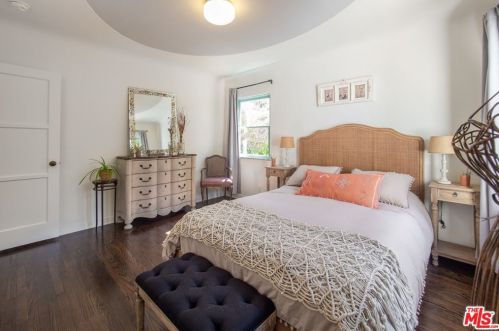 2621 Glenoaks Blvd, Glendale CA  91206-3108 exterior