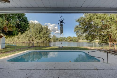 5812 Killarney Ave, Fort Pierce, FL 34951-1865