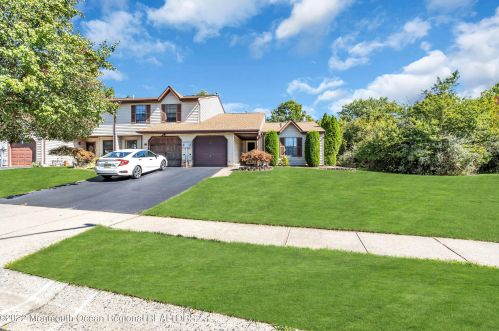 68 Harbor Cir, East Freehold, NJ 07728-3733