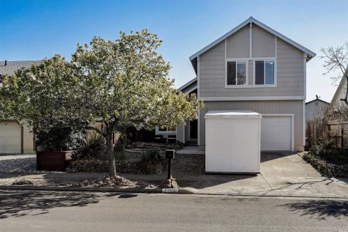 1136 Navarro St, Santa Rosa, CA 95401-9585