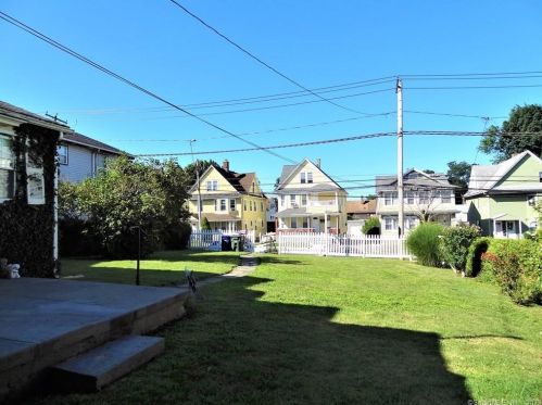 810 Brewster St, Bridgeport, CT 06605-2961