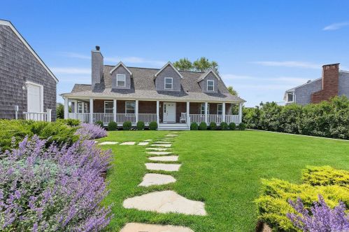 31 Exchange Pl, West Hampton Beach, NY 11978-2713