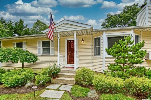 52 Cozine Rd, Center Moriches, NY 11934-1202