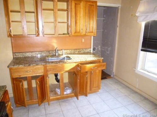 25 Deforest Ave, Bridgeport CT  06607-2414 exterior