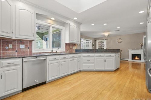 237 Teller Rd, Bridgeport, CT 06611-1422