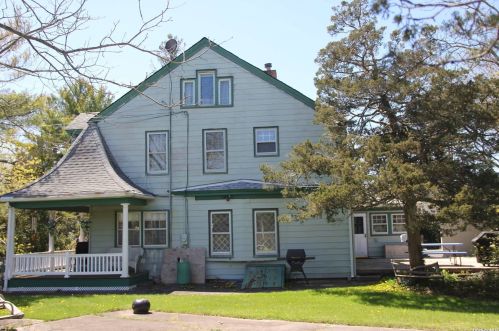 493 Middle Rd, Bay Port NY  11705-1907 exterior