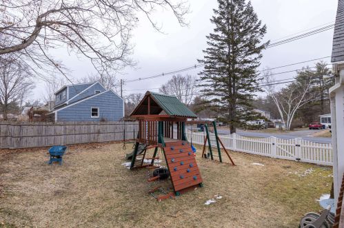 9 Country Side Dr, Nashua NH  03062-1161 exterior