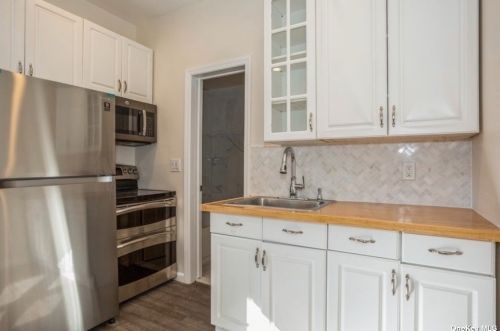 288 Greenbelt Pkwy, Holtsville NY  11742-2231 exterior