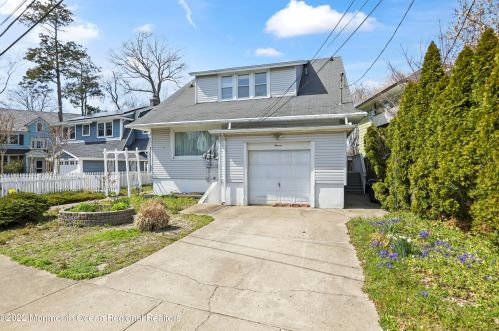11 Sunset Dr, Tinton Falls, NJ 07712-4975