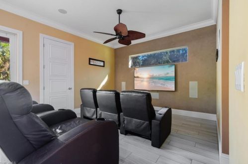 670 1 St, Naples FL 34117-5106 exterior