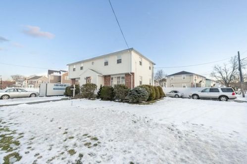 42 Wyman St, Woburn, MA 01801-2356