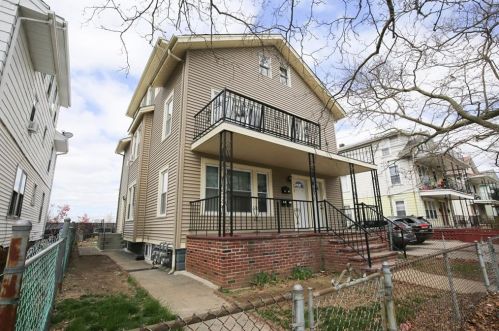 337 New York Ave, Providence, RI 02905-2801