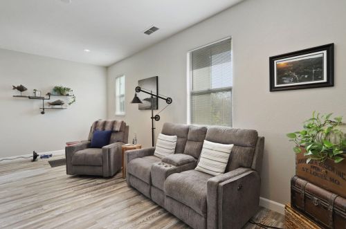 211 Emory Oak Pl, Lathrop CA  95330-8527 exterior