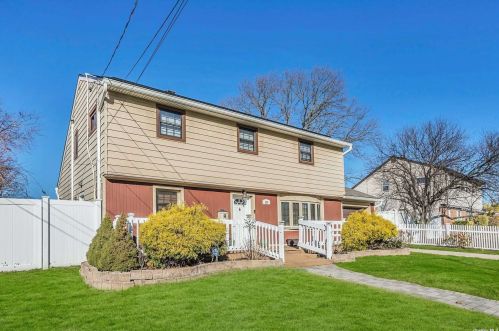 335 Wicks Ave, Babylon, NY 11703-1509