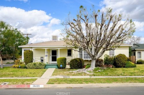 13455 Bassett St, Van Nuys, CA 91405