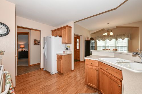 618 Park Dr, Waterford WI  53185-2890 exterior