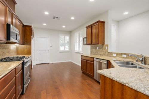 7500 Abbey Cir, Elk Grove CA  95757-5103 exterior