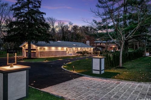 2 Blue Sea Ln, Great Neck NY  11024-1504 exterior