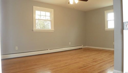 8 Oak Dr, East Hampton CT  06447-1133 exterior