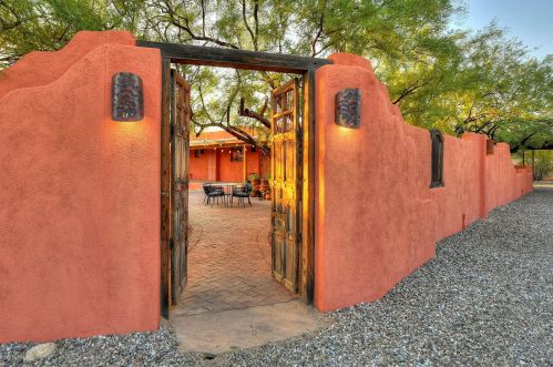 2711 Woodland Rd, Tucson, AZ 85749-8144