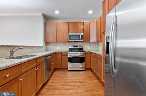 800 Admirals Way, Philadelphia, PA 19146-5231