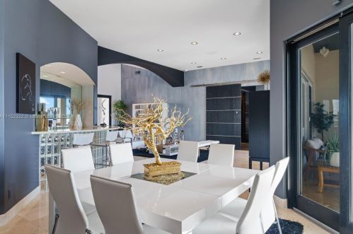 4828 Peninsula Dr, Daytona Beach FL 32127-7203 exterior