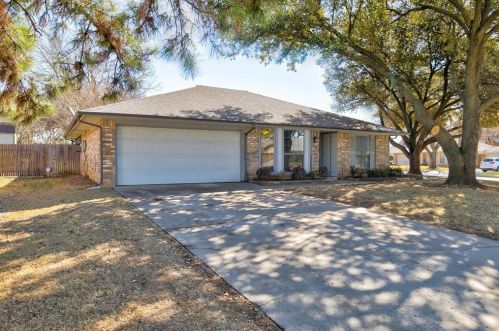 2508 Bayberry Ln, Euless, TX 76039-8000