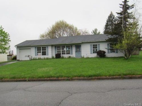 15 Capital Dr, Washingtonville, NY 10992-1301