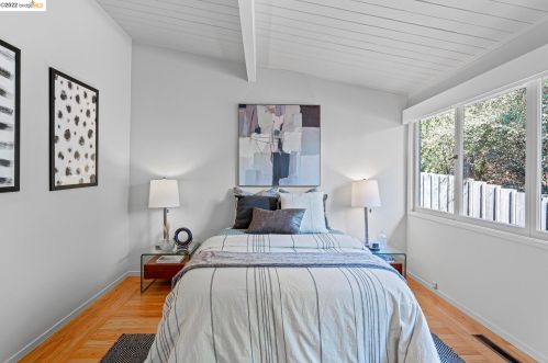 4985 Hedge Ln, Oakland CA  94602-2641 exterior