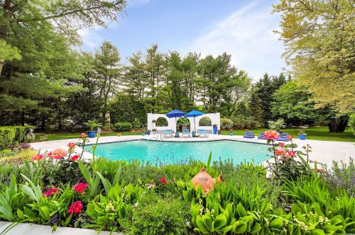 9 Trusdale Dr, Westbury, NY 11568-1149