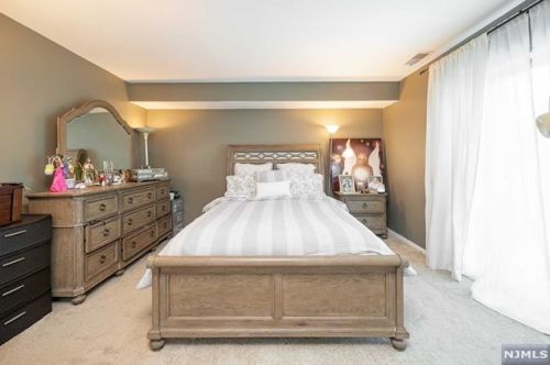 9 Lawrence Ct, Teaneck NJ  07666-6489 exterior