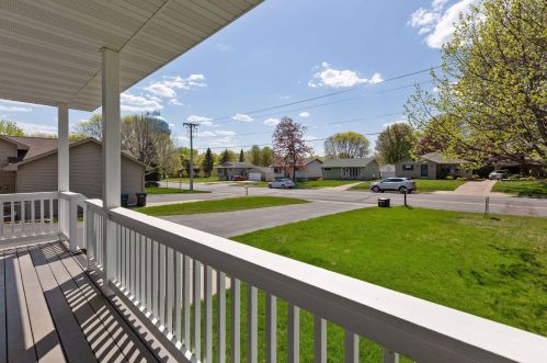 2086 1st St, Saint Paul, MN 55109-4011