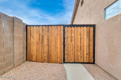 1492 Westchester Dr, Chandler AZ 85249-5091 exterior