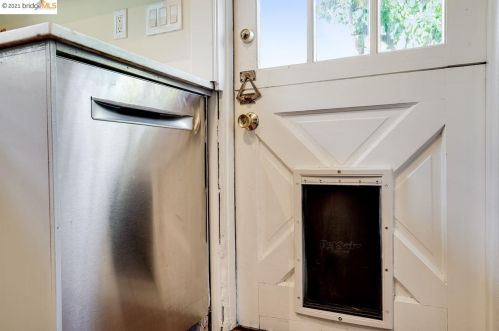 5912 Fremont St, Oakland CA 94608-2217 exterior