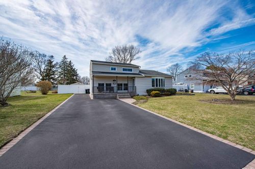 980 Manor Ln, Bayshore, NY 11706-7506